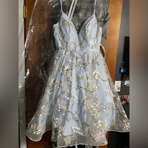 Never worn, would look great for pictures